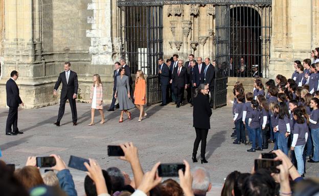 Los encerrados de Vesuvius en la Catedral trasladan a los Reyes su conflicto