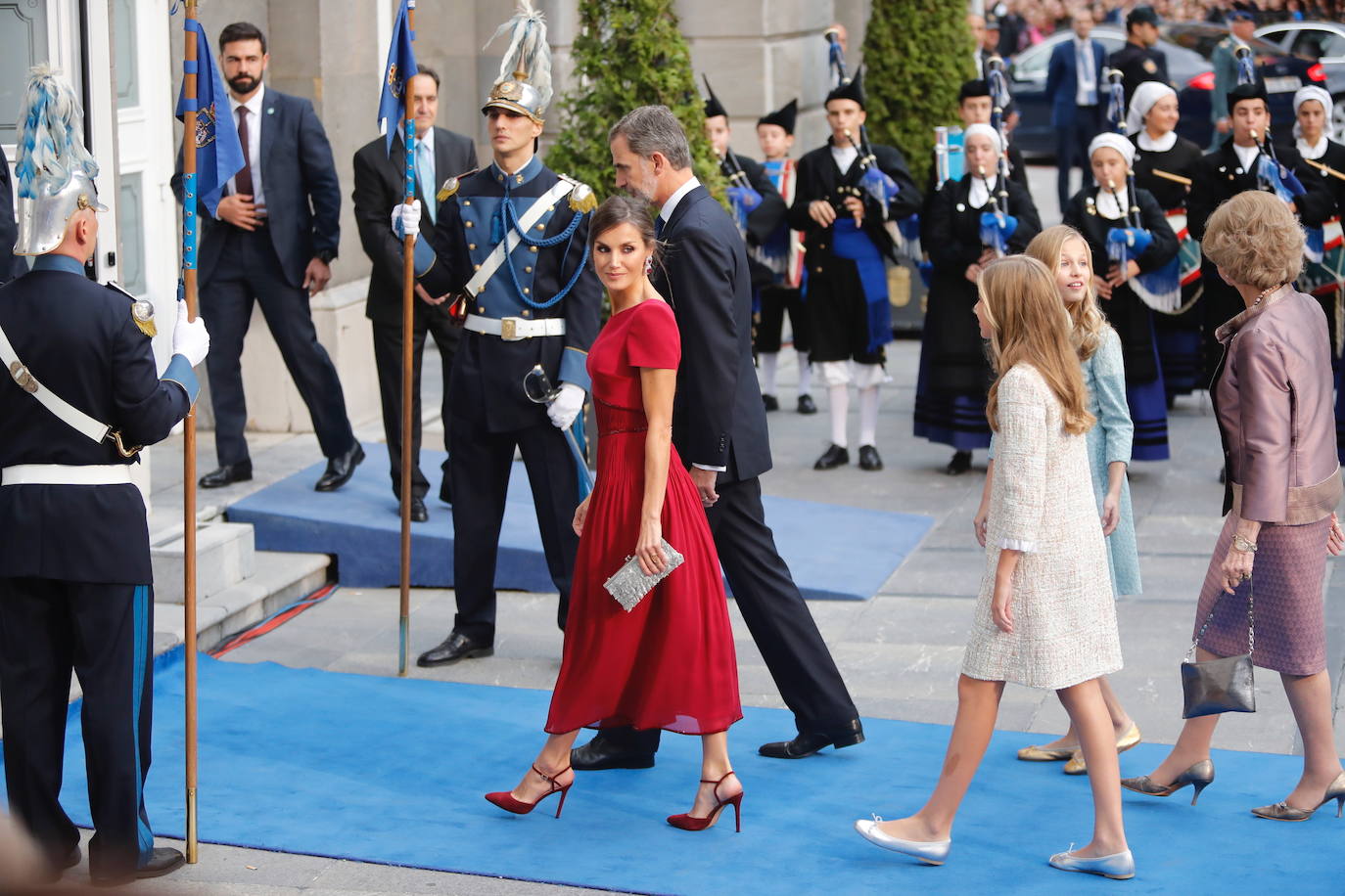 Elegancia y estilo en la alfombra azul de los Premios Princesa de Asturias