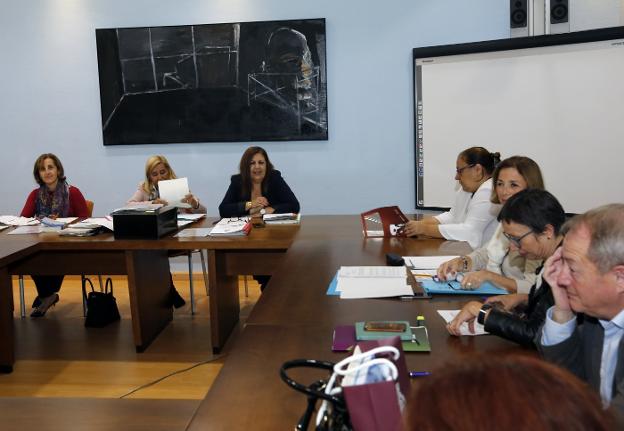 El acuerdo de la izquierda para implantar el 'IBI para ricos' en Gijón abre la vía a un pacto presupuestario