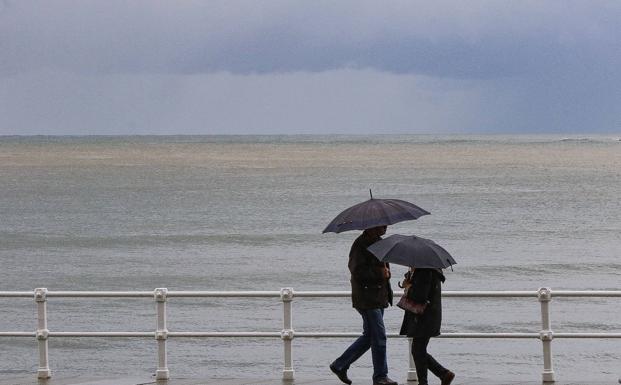 La alcaldesa de Gijón atribuye a la lluvia la mancha marrón en San Lorenzo