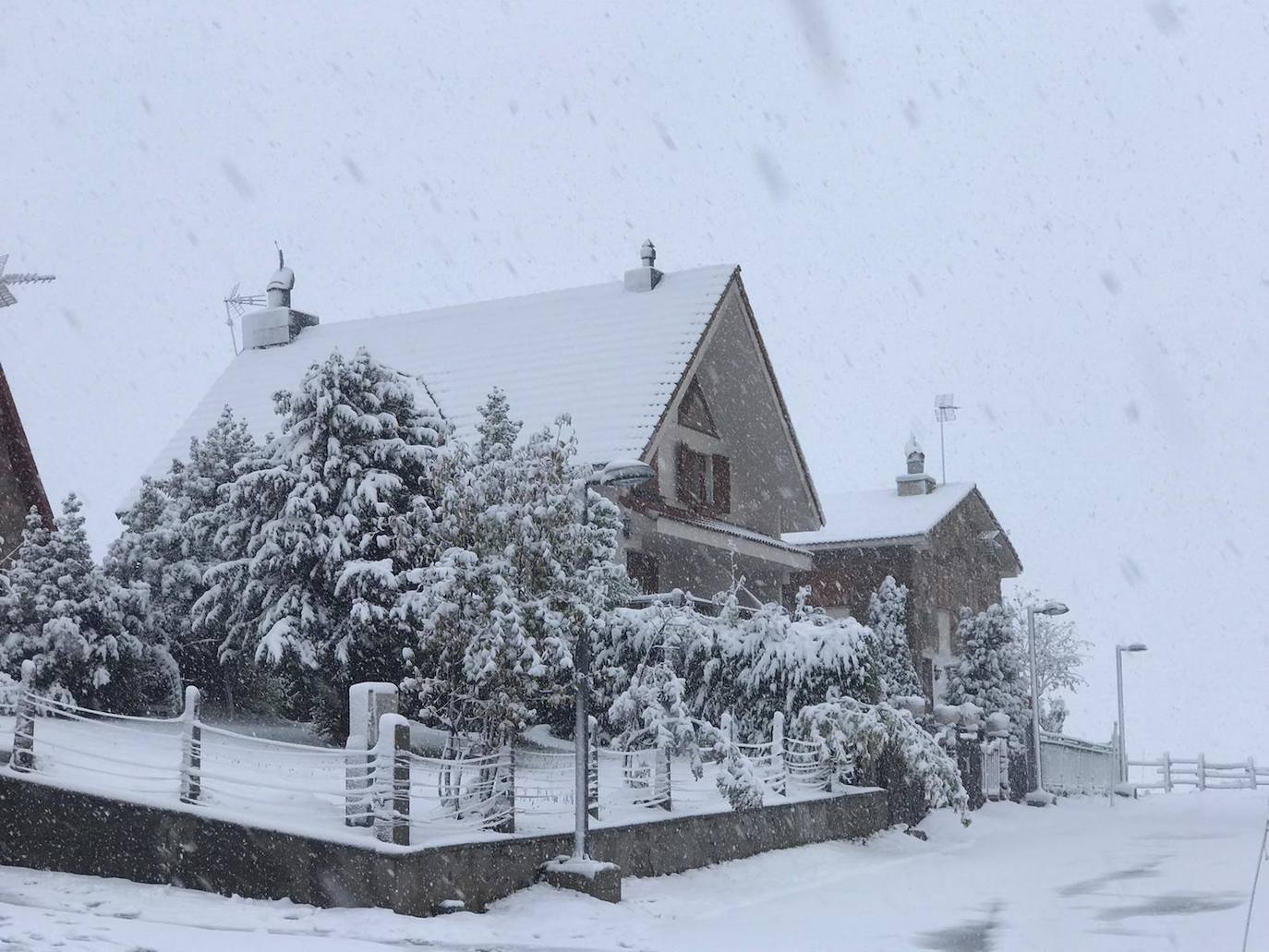 Primeras nieves e intensa lluvia en Asturias