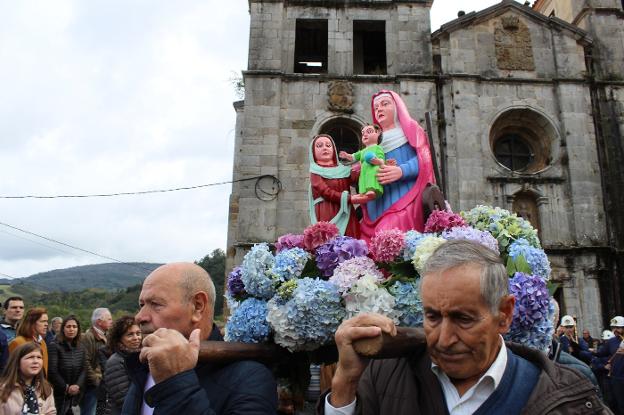 Colorida devoción en Cornellana