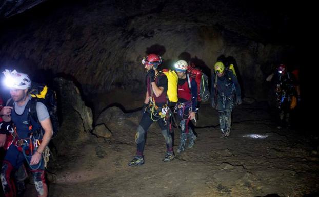 Rescatados los espeleólogos portugueses atrapados en una cueva de Cantabria