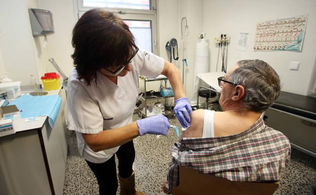 Salas llenas el primer día de vacunación de la gripe en Asturias