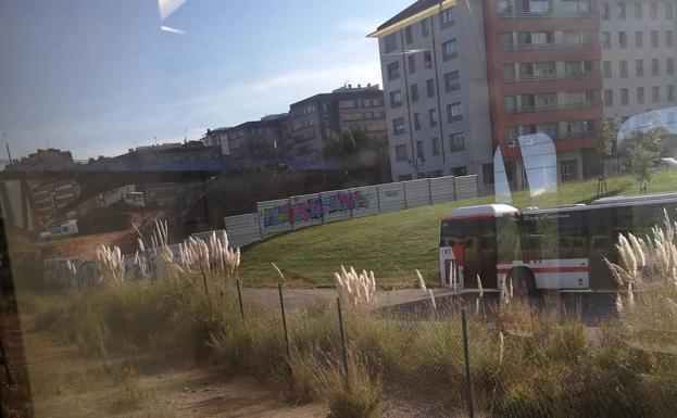 Un cercanías con destino Gijón, parado durante hora y media por una avería