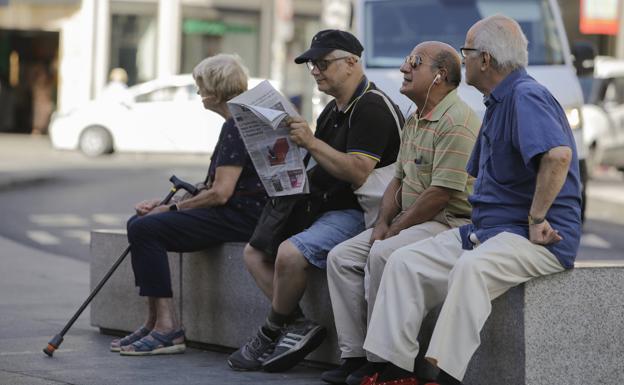 Las prestaciones públicas y los impuestos reducen la desigualdad más del 31% en España