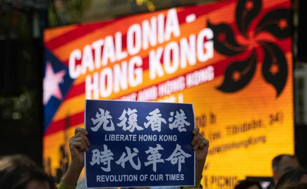 Hongkoneses se manifiestan para apoyar «la causa catalana por la libertad»