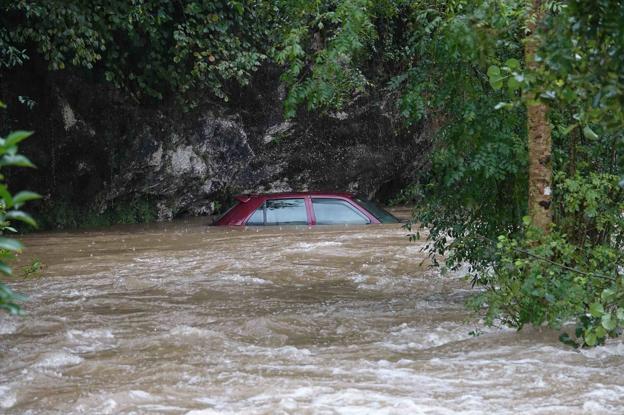 Temporal en Asturias | El primer temporal del otoño inunda el oriente y cierra carreteras y la línea férrea con Cantabria