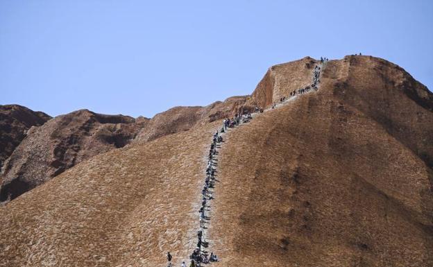 Cientos de turistas suben por última vez al monolito sagrado Uluru en Australia antes de su cierre