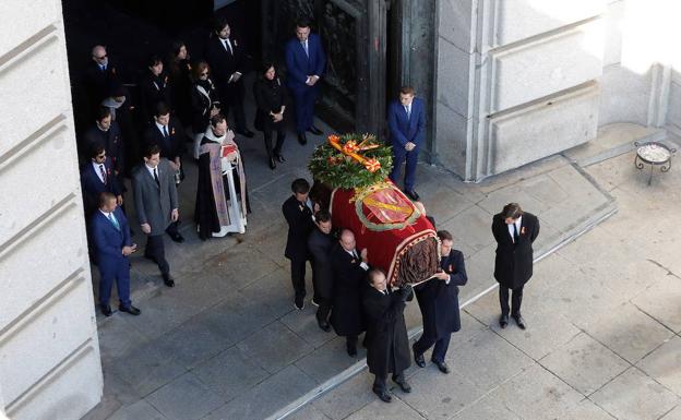 Qué significado tiene el escudo que cubría el féretro de Franco
