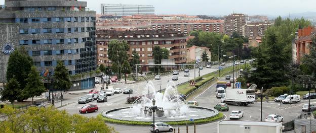 El Ayuntamiento de Oviedo y el Principado negocian construir un carril-bus en el bulevar de Santullano