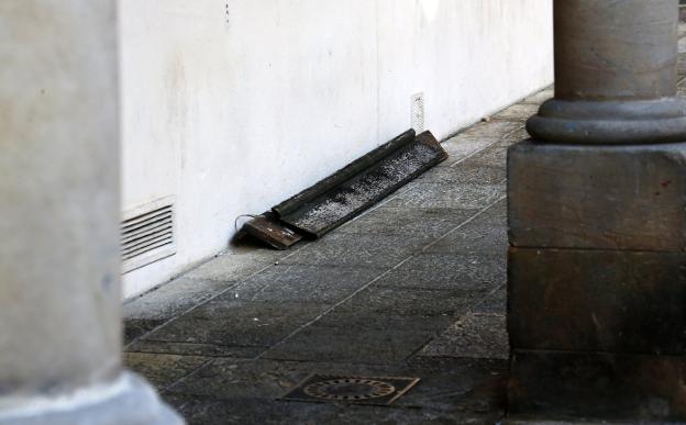 Susto en El Fontán tras la caída de un gran tablón sobre una terraza