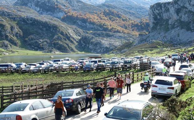 Los atascos por la ausencia de controladores regresan a los Lagos