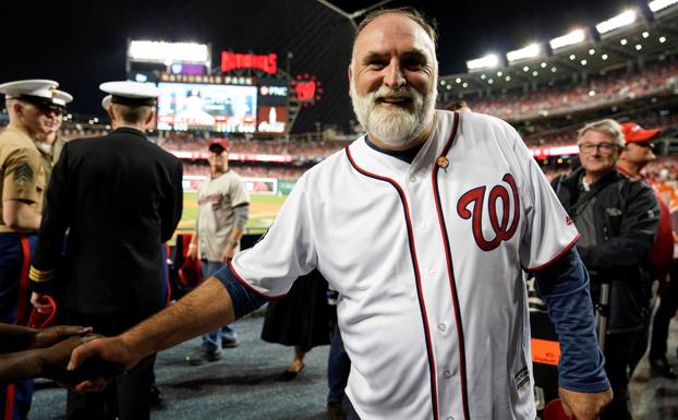 El chef José Andrés realiza el saque del honor en un partido de béisbol con Trump en las gradas