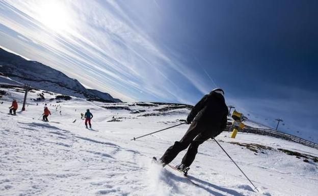 La plantilla de Pajares denuncia al Principado por no haberle entregado la ropa de trabajo