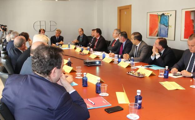 El 'lobby' del noroeste reclama fondos europeos para reformar la línea ferroviaria Palencia-León-A Coruña