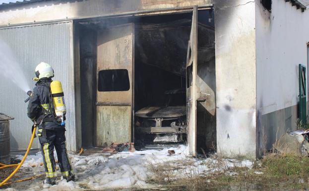 Extinguido un incendio en la Renault de Salave, en Tapia de Casariego