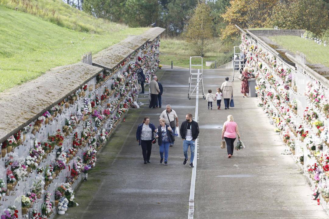 El camposanto de Deva recibe a los primeros visitantes