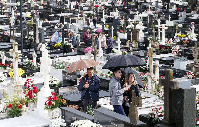 Homenaje y recuerdo en el cementerio de El Salvador de Oviedo