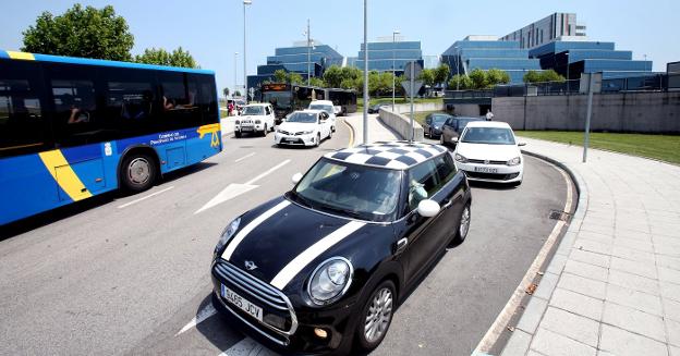 «El HUCA está saturado de coches y el aparcamiento es muy caro»
