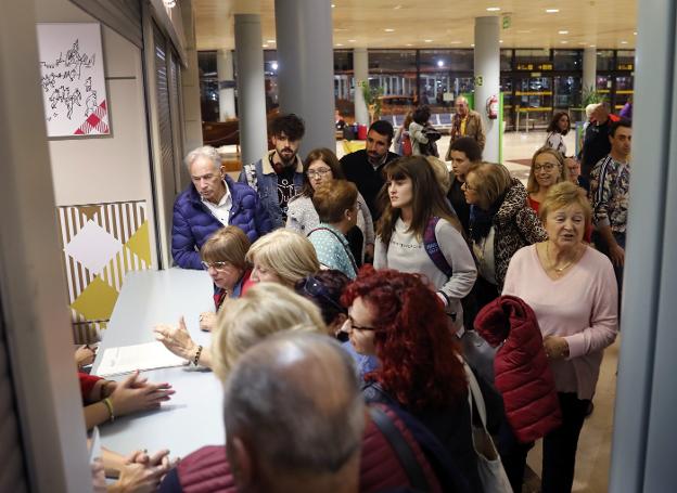 Indignación tras once horas de espera en el aeropuerto