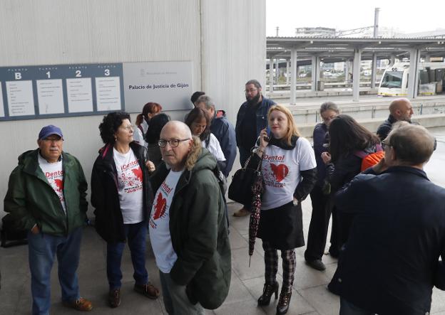 «Ningún dentista se hace cargo de mi estropicio de boca»