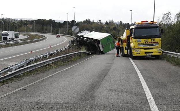 Herido un camionero al volcar con su vehículo en la autovía del Cantábrico