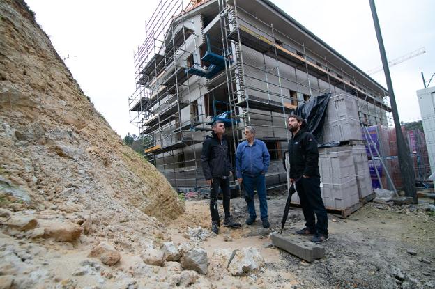 Vecinos de Pumarabule advierten de que un talud de arena amenaza las nuevas viviendas