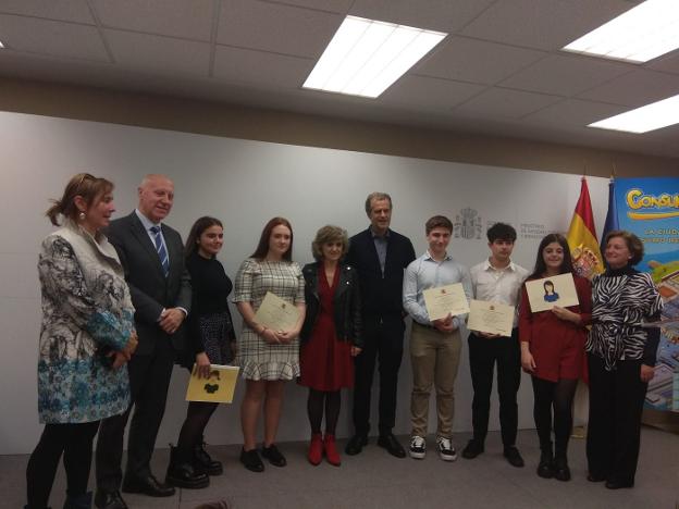 La ministra de Sanidad entrega a los 'Netsurfers' el premio Consumópolis