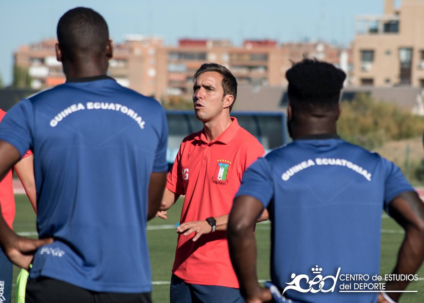 El entrenador gijonés que quiere «hacer soñar» a la selección de Guinea Ecuatorial
