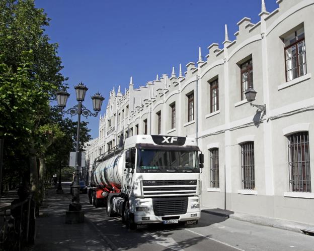 «El 8x8 permitirá a la Fábrica de Armas crear empleo estable y de calidad»