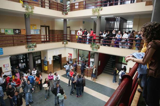 El Instituto Isla de la Deva denuncia la falta del profesor de Llingua desde el inicio del curso