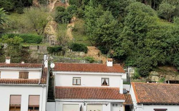 Un gran argayu obliga a desalojar dos restaurantes y una vivienda en Tazones