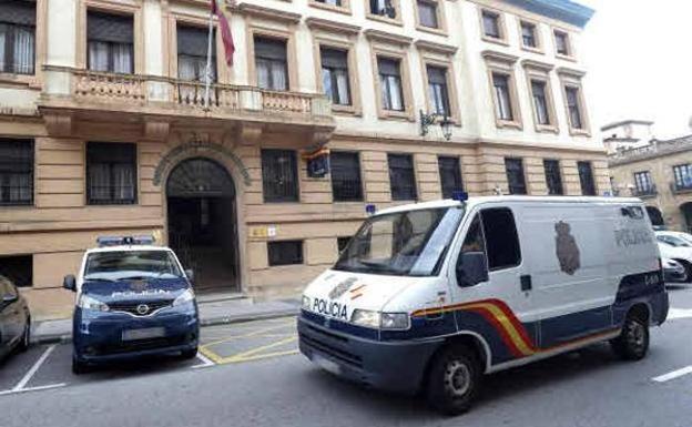 Acepta cuatro años y medio de cárcel por vender droga y por tenencia ilícita de armas