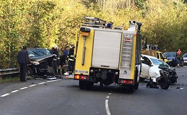 Cuatro heridos tras un choque en Santo Adriano