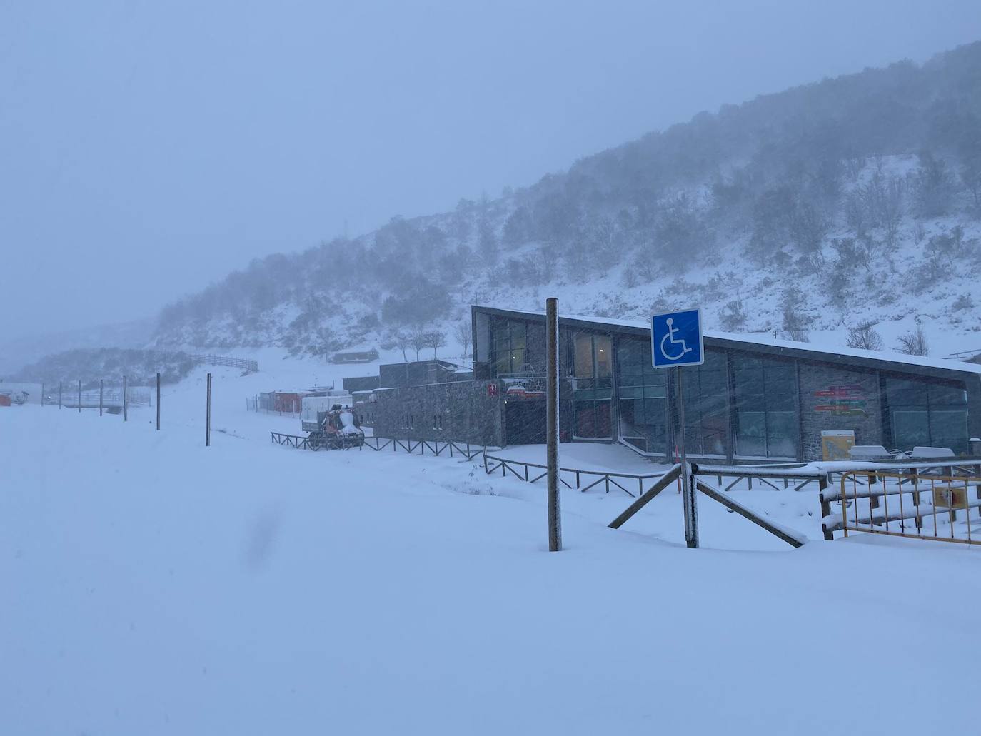 La nieve ya cubre las pistas asturianas