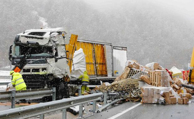 Muere un camionero en un accidente que cortó la autopista del Huerna en ambos sentidos