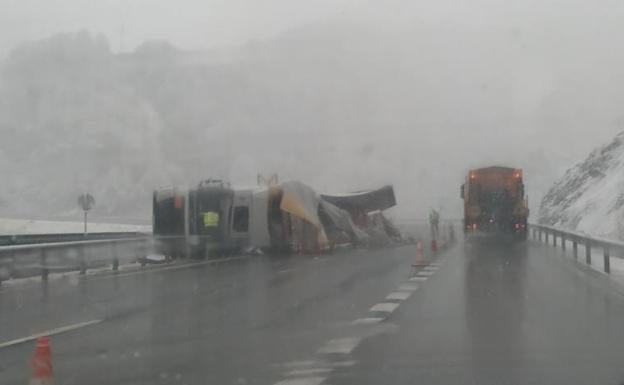 Muere un camionero en un accidente que cortó la autopista del Huerna en ambos sentidos 6 El camión accidentado en el Huerna, que permanece en la mediana./E. R.