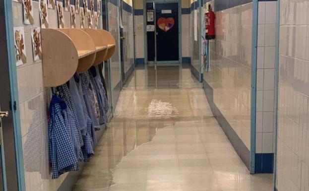 La alcaldesa de Gijón se compromete a acelerar el arreglo del colegio de Jove, que sufre nuevas inundaciones