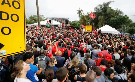 Cientos de personas festejan la salida de prisión de Luiz Inácio Lula da Silva./REUTERS