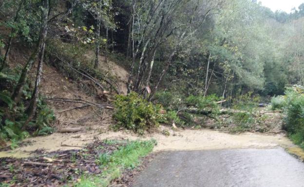 Temporal en Asturias | Un nuevo argayo en Villaviciosa corta la carretera de playa España