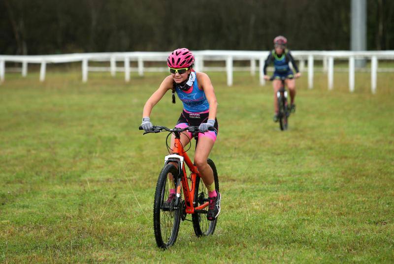 Los participantes del Duatlón Cross 'El Asturcón' vencen al mal tiempo