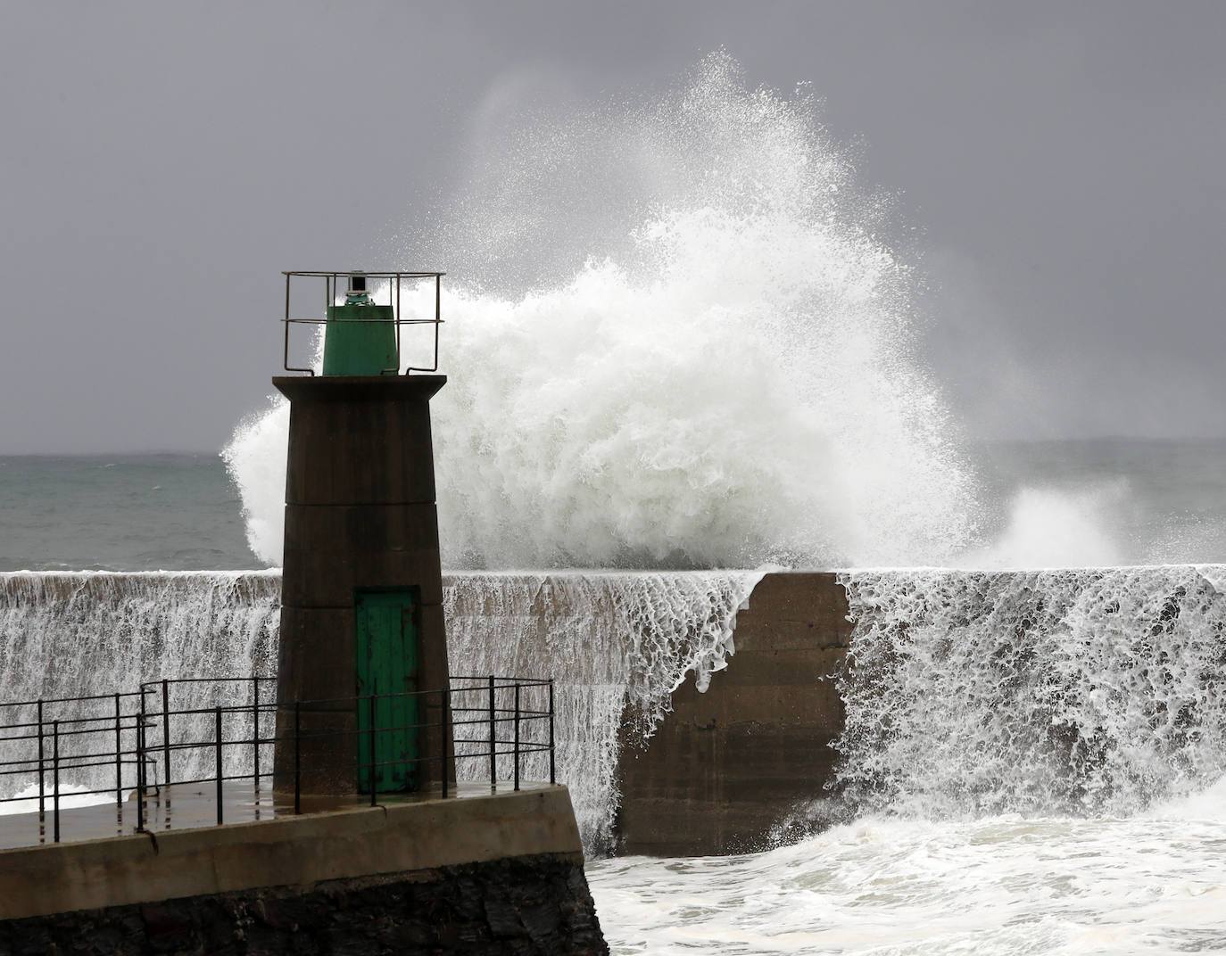 El fuerte oleaje golpea Viavélez