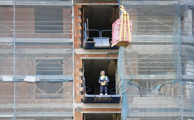 La construcción repunta por el aumento del 64% de la inversión en obra pública