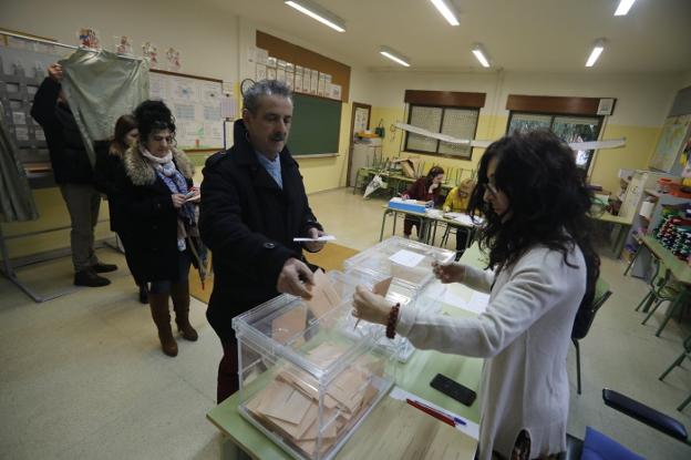 El PSOE vuelve a vencer en Langreo aunque crecen en votos PP-Foro y Vox