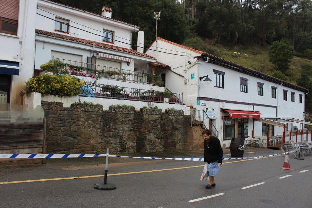 El argayo de Tazones obliga a levantar un muro para que los vecinos puedan volver a sus casas