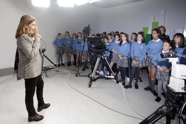 Alumnos del colegio Santa María del Naranco visitan Canal 10