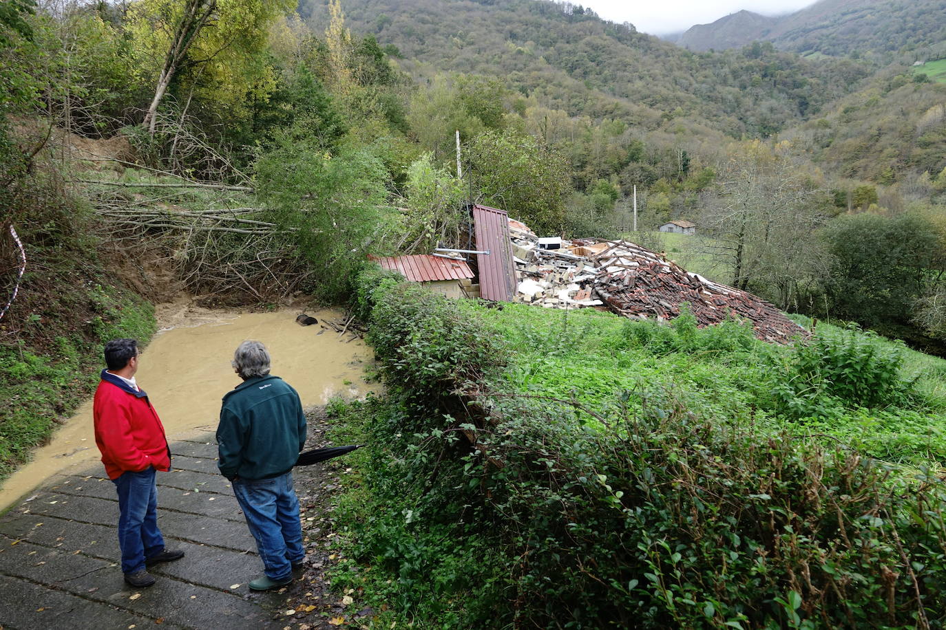 Un argayu destruye una casa en Cirieño, en Amieva