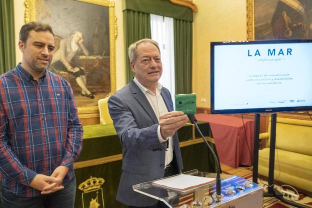 3.000 ceniceros de bolsillo y placas en sumideros para concienciar a los fumadores