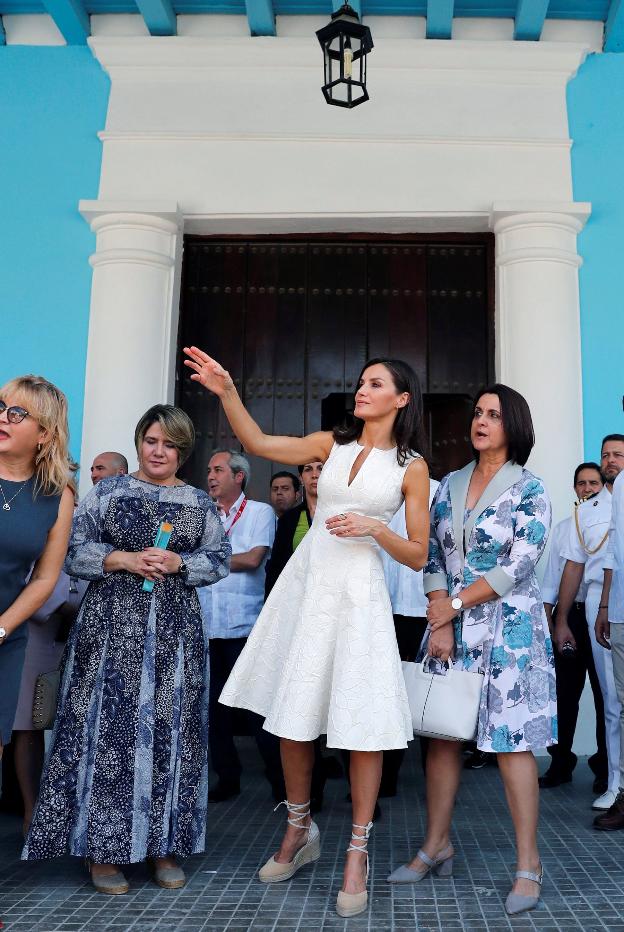 La Reina visita la Escuela Taller Jovellanos de La Habana